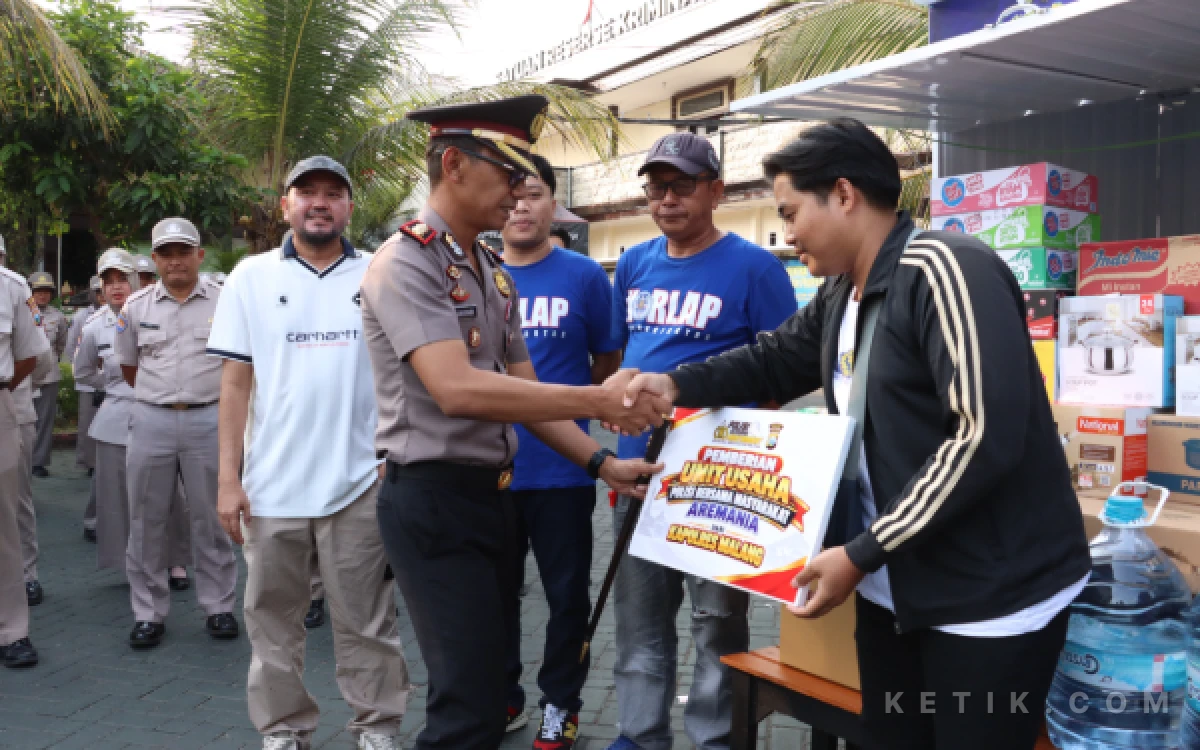 Thumbnail Berita - ‎Wujudkan Arahan Kapolri Polisi Bersama Masyarakat, Kapolres Malang Serahkan 10 Rombong UMKM untuk Aremania