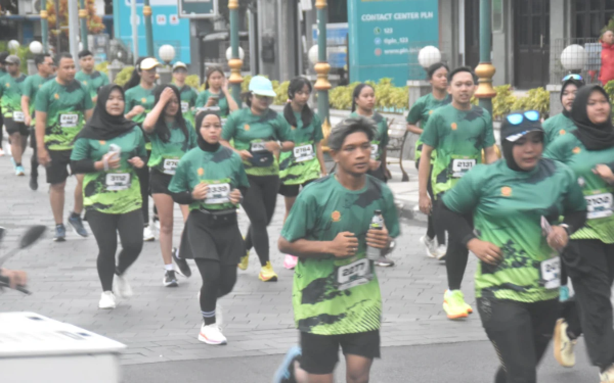Thumbnail Berita - Meriahkan HUT Ke-65 Kostrad, Ribuan Pelari Ikuti Cakra Fun Run 2026 di Malang