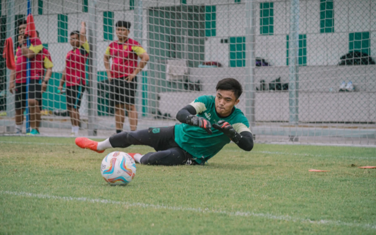 Thumbnail Berita - Persebaya Umumkan Ernando Ari Bertahan, Pemain Baru Menyusul Diperkenalkan