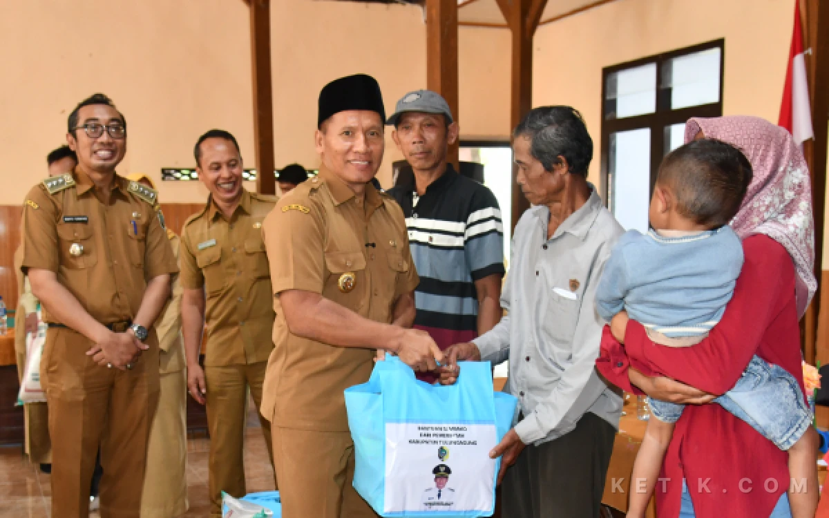 Thumbnail Berita - Harapan Baru di Tengah Kekeringan, Bupati Tulungagung Ahmad Baharudin Salurkan Sembako Warga Kradinan Pagerwojo