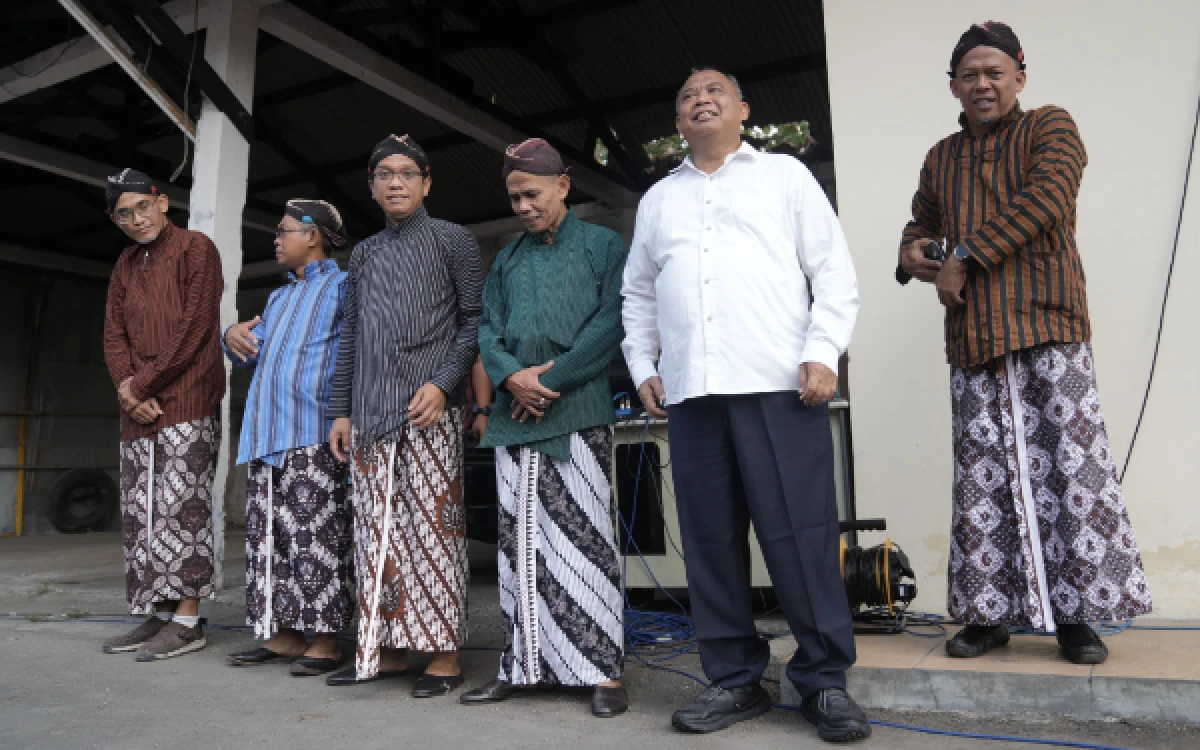 Foto Bupati Sleman Harda Kiswaya (baju putih) bersiap memimpin Apel Besar Kesiapsiagaan DPUPKP Sleman untuk memantapkan infrastruktur pengendali banjir di halaman kantor DPUPKP, Kamis 8 Oktober 2026. (Foto: Pemkab Sleman)