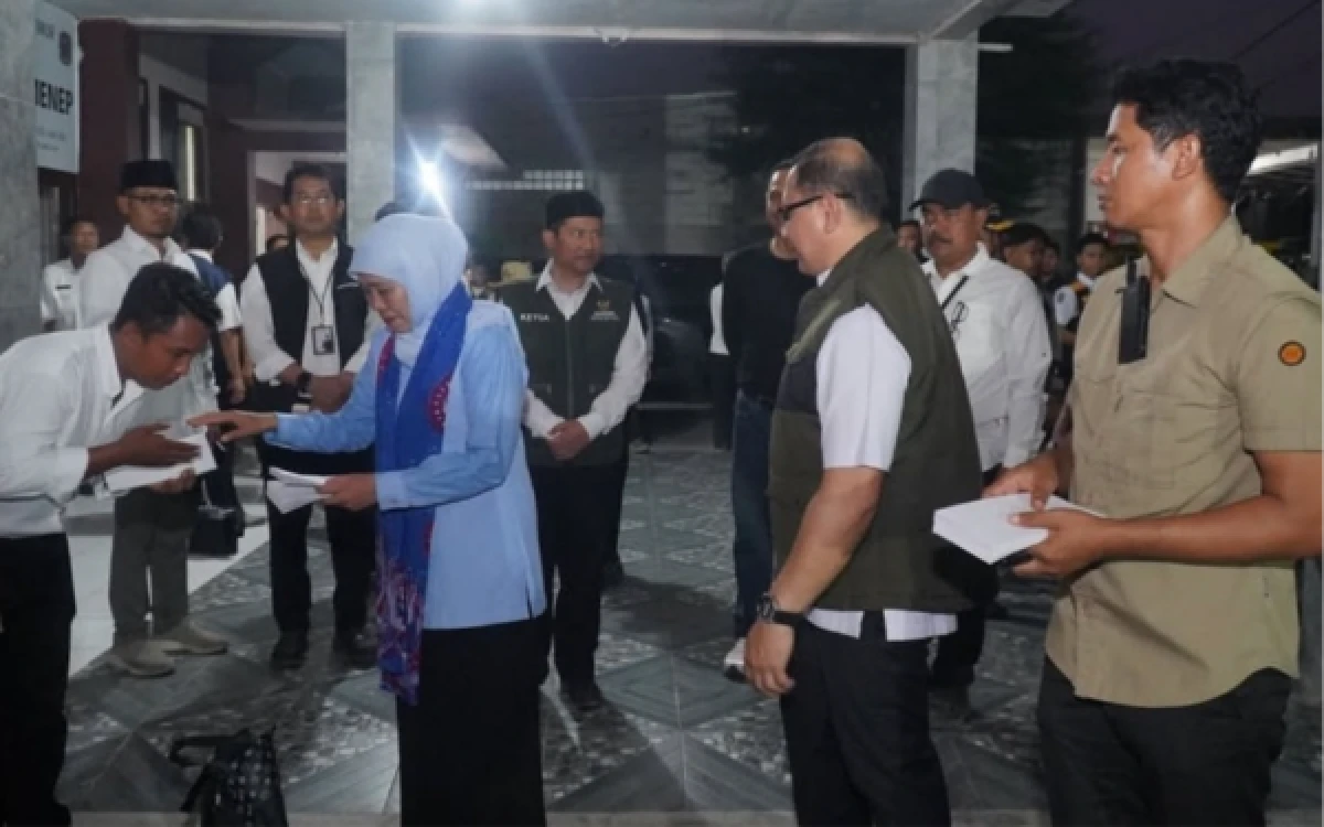 Thumbnail Berita - Hari Jadi ke-81 Jatim, Gubernur Khofifah dan Kadindik Salurkan Bantuan Pendidikan bagi Murid Afirmasi se-Madura Raya
