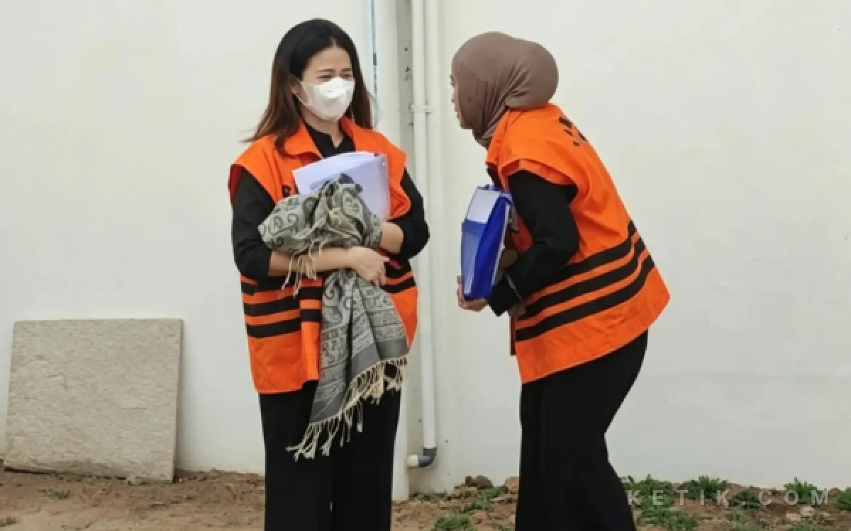 Foto Kedua terdakwa, Fika Nur Alawi dan Cory Erin Hardi, menunggu mobil tahanan usai menjalani persidangan perkara dugaan suap pengadaan smartboard dan Chromebook di Pengadilan Tipikor Palembang, Rabu 2 Agustus 2026. (Foto: M Nanda/Ketik.com)