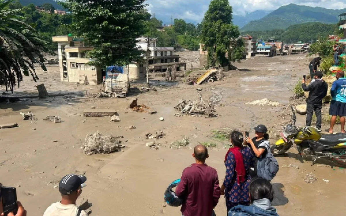 Thumbnail Berita - 19 Orang Tewas, Nepal Berpacu Cari 384 Turis yang Hilang akibat Banjir Bandang