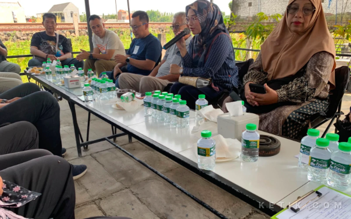 Foto Ketua Pelaksana Peduli Gempa NTT, Christine Dwi Arini menggelar rapat persiapan galang dana untuk NTT (foto: sholahudin/ ketik.com)