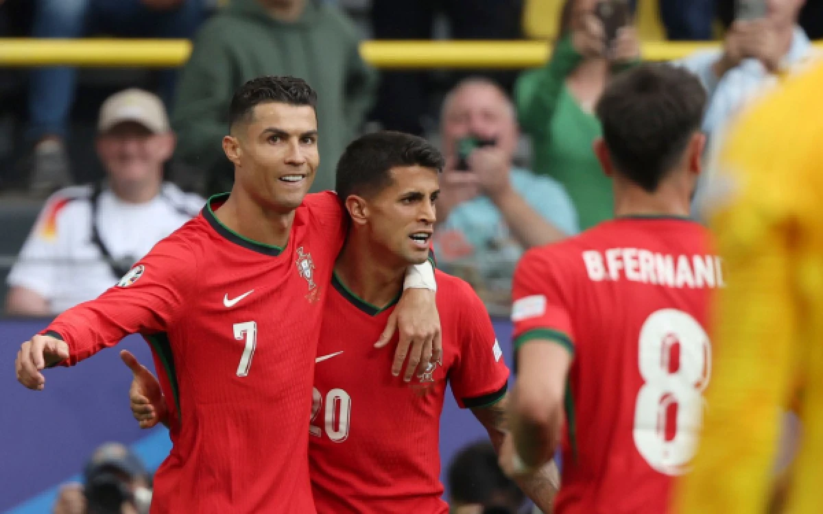 Thumbnail Berita - Meski Puasa Gol, Portugal Kompak Bela Ronaldo: Tak Perlu Buktikan Apa Pun Lagi
