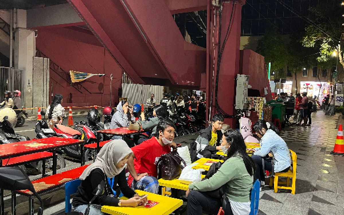 Foto Suasana antrean pelanggan Martabak Mak Ndut di Jalan Tunjungan, Surabaya, pada Selasa, 18 Agustus 2026. (Jihan Zahiroh Rohimah/Ketik.com)