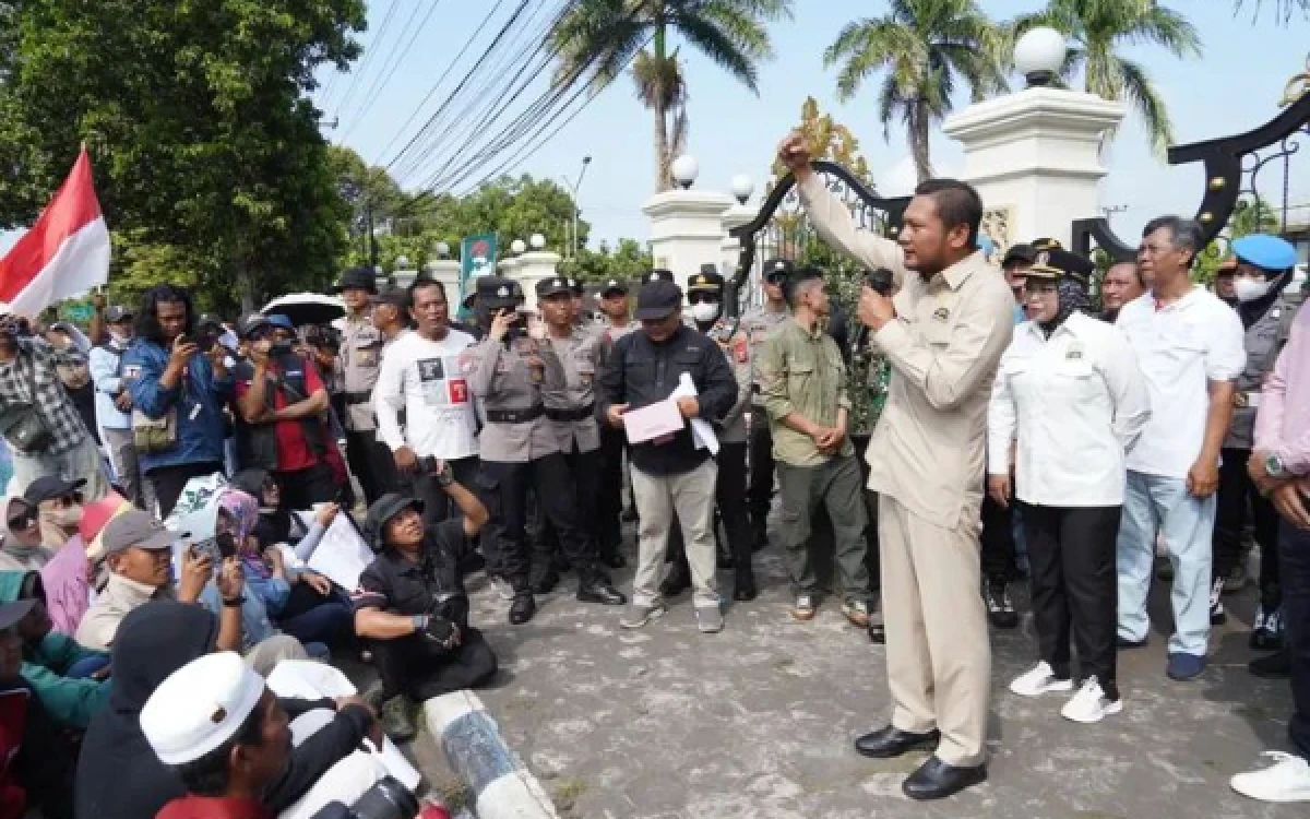 Thumbnail Berita - Ribuan Warga dan Pekerja SPPG Gelar Aksi di DPRD Lumajang, Ini Tuntutannya