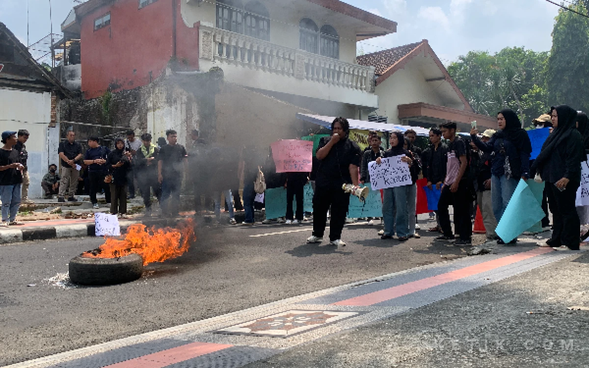 Thumbnail Berita - Mahasiswa Turun Aksi Damai, Tuntut Pecat Predator di Kampus UNU Blitar