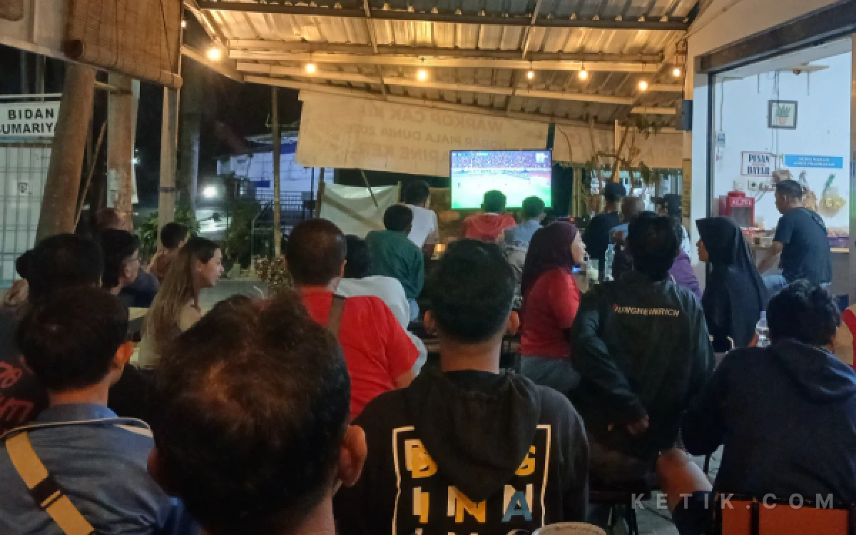 Thumbnail Berita - Warkop Cak Kia Bergemuruh! Puluhan Warga Malang Bersatu Dukung Timnas di Final FIFA ASEAN Cup 2026