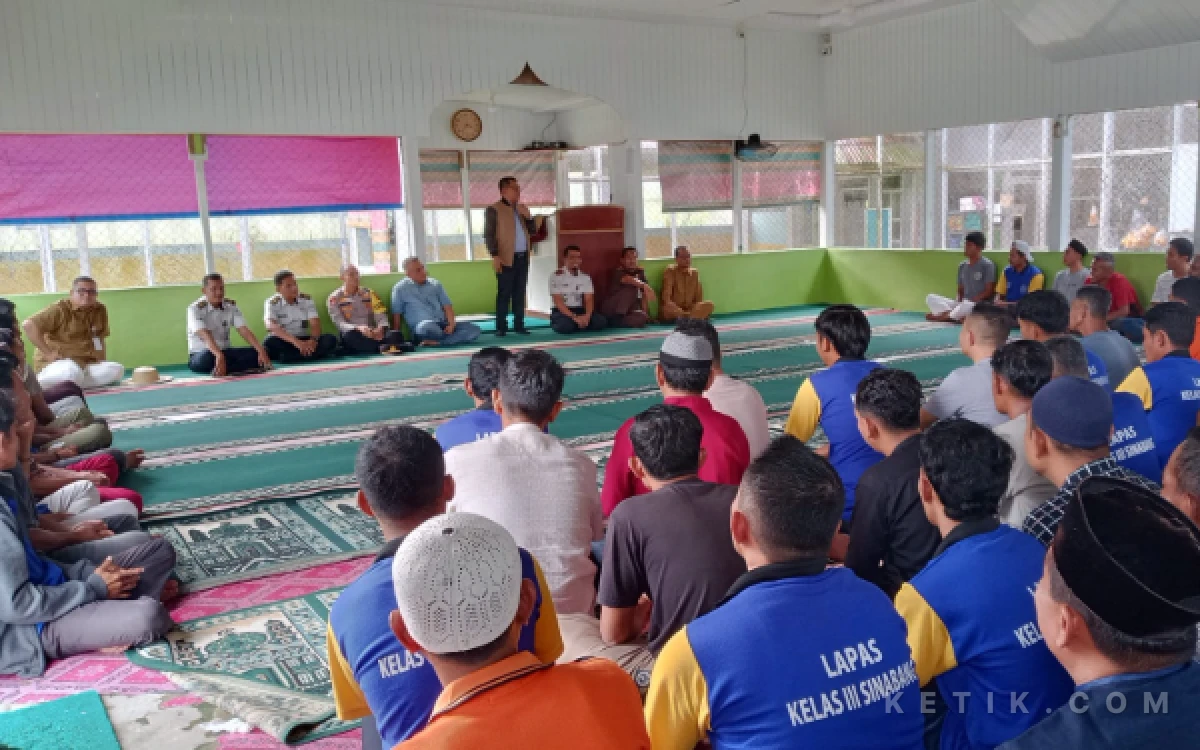 Foto Anggota DPR RI Fraksi Partai NasDem Dapil Aceh I (Komisi XIII DPR RI), H. Muslim Ayub, S.H., M.M., saat Temu ramah dengan Para Warga Bina di Lapas Kelas 3 Sinabang. Selasa 27 Oktober 2026. (Helman/Ketik.com)