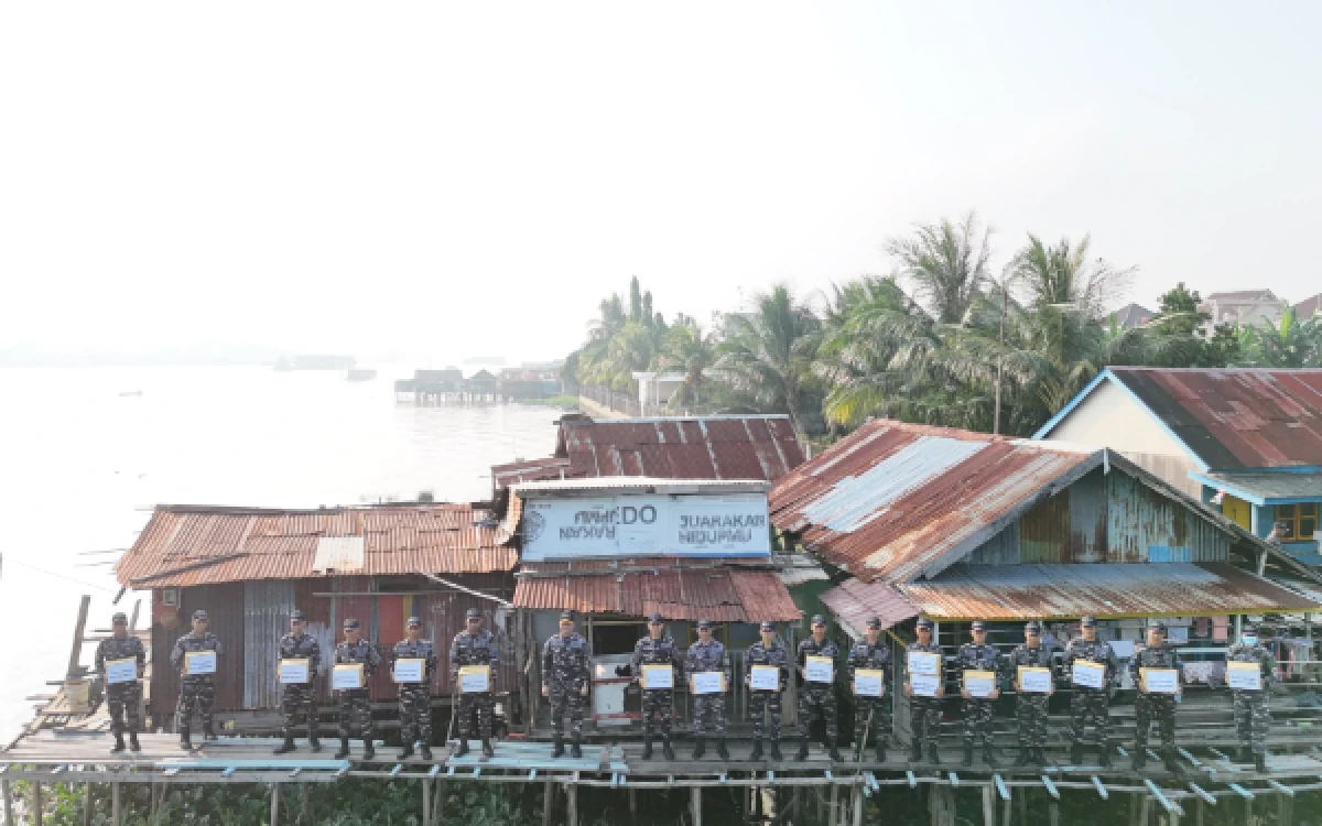 Foto Komando Lintas Laut Militer (Kolinlamil) melaksanakan kegiatan bakti sosial, pemeriksaan kesehatan bagi 50 kepala keluarga masyarakat pesisir Sungai Musi, Sumatera Selatan, (Foto: Humas KRI Teluk Youtefa-522, )