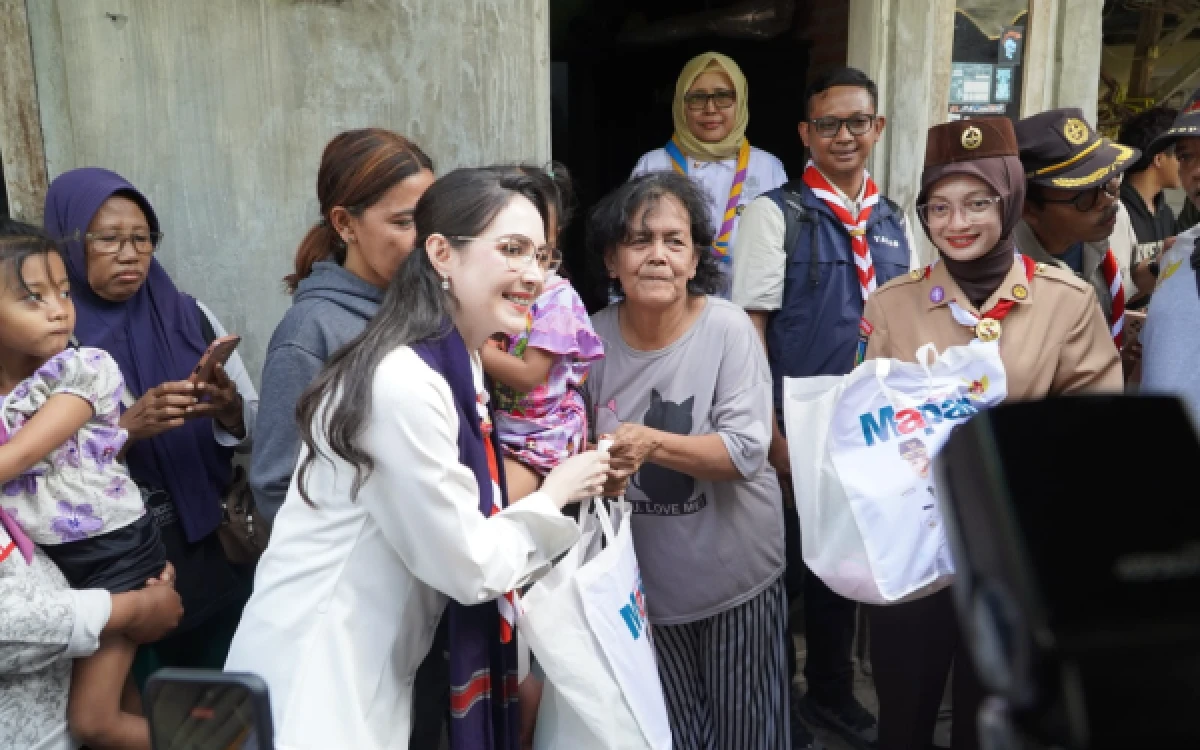 Foto Wakil Ketua Kwarda Jawa Timur Arumi Bachsin dan Wali Kota Kediri Vinanda Prameswari memberikan bantuan kepada warga. (Foto: Dokumentasi Ketik)