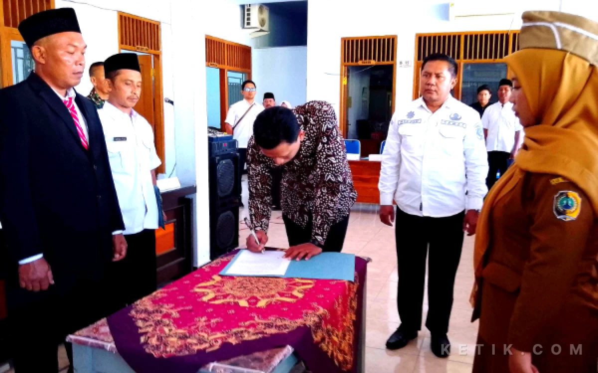 Thumbnail Berita - Pelantikan Kaur Keuangan Desa Junjung, Pesan Kades: Tegaskan Sumpah Jabatan dan Harapkan Bimbingan DPMD