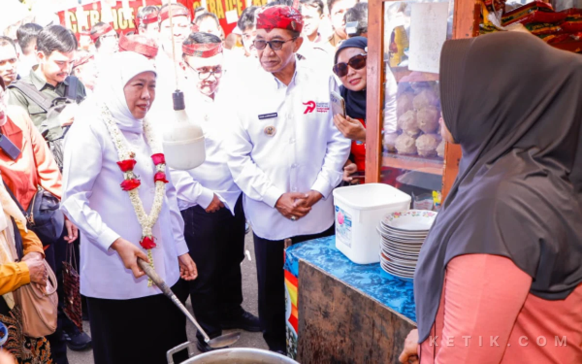 Thumbnail Berita - Khofifah Buka Koperasi Explore 2026 di Pamekasan, Bagikan 60 Gerobak untuk Pelaku UMKM