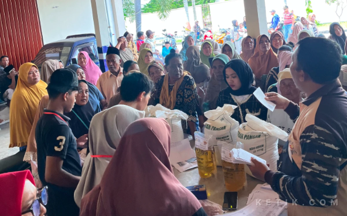 Thumbnail Berita - Ratusan Warga Tamberu Timur Sampang Terima Bantuan Pangan, Beban Ekonomi Sedikit Ringan