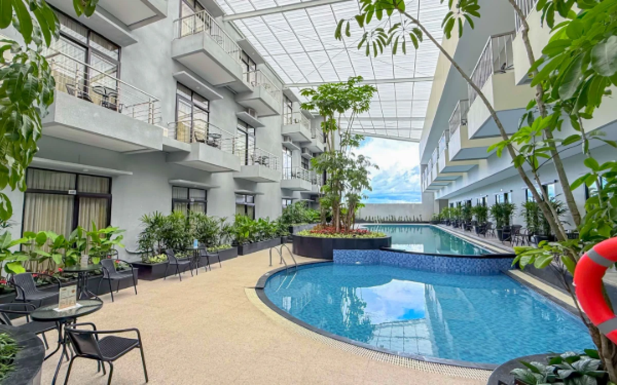 Foto Suasana syahdu pada bagian kolam renang di Savana Hotel & Convention Malang. (Foto: Savana Hotel & Convention Malang for Ketik.com)
