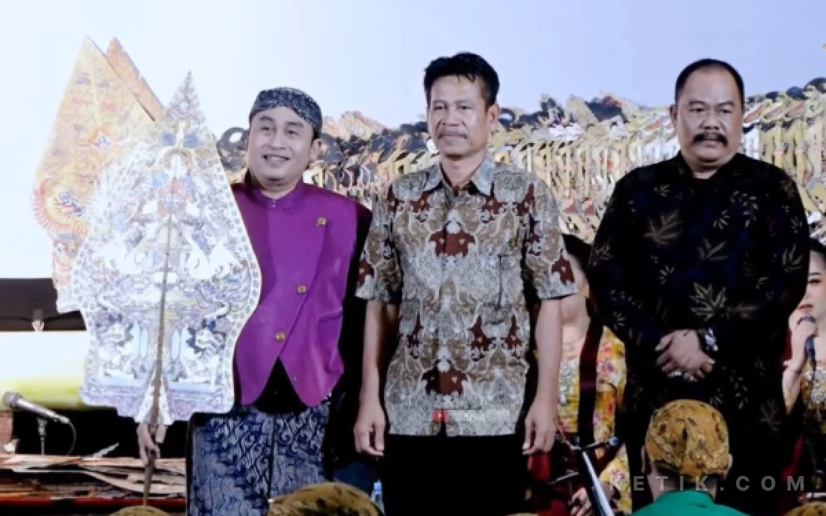 Foto Penyerahan Gunungan atau kayon secara simbolis dari Kepala Desa Sumublor, Karso kepada dalang Ki Anom Dwijo Kangko sebagai simbolis dibukanya acara wayang kulit (Foto: Slam/ketik.com)