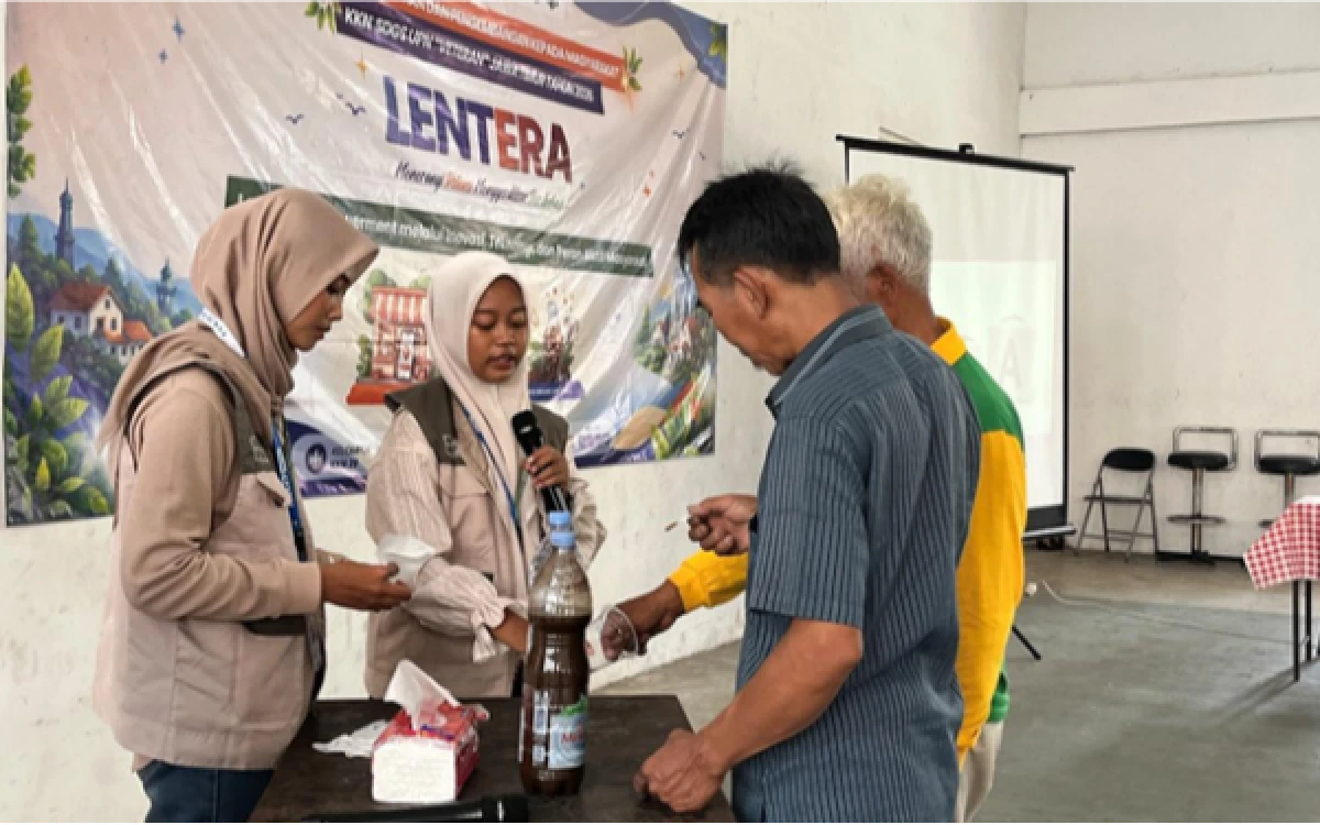 Thumbnail Berita - Warga di Surabaya Dikenalkan Cara Olah Limbah Organik Menjadi Pupuk Cair, Begini Prosesnya