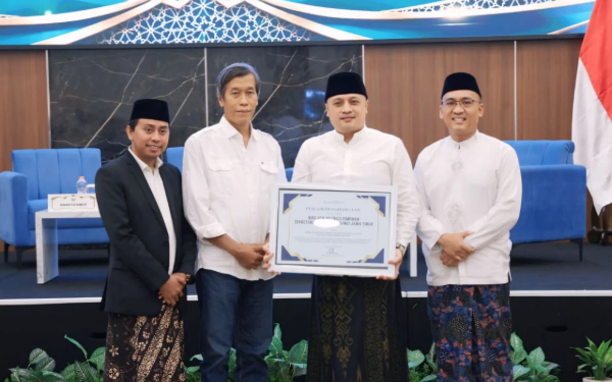 Thumbnail Berita - Biro Adpim Jatim Raih Penghargaan Mitra Strategis Literasi Digital Santri dan Pesantren
