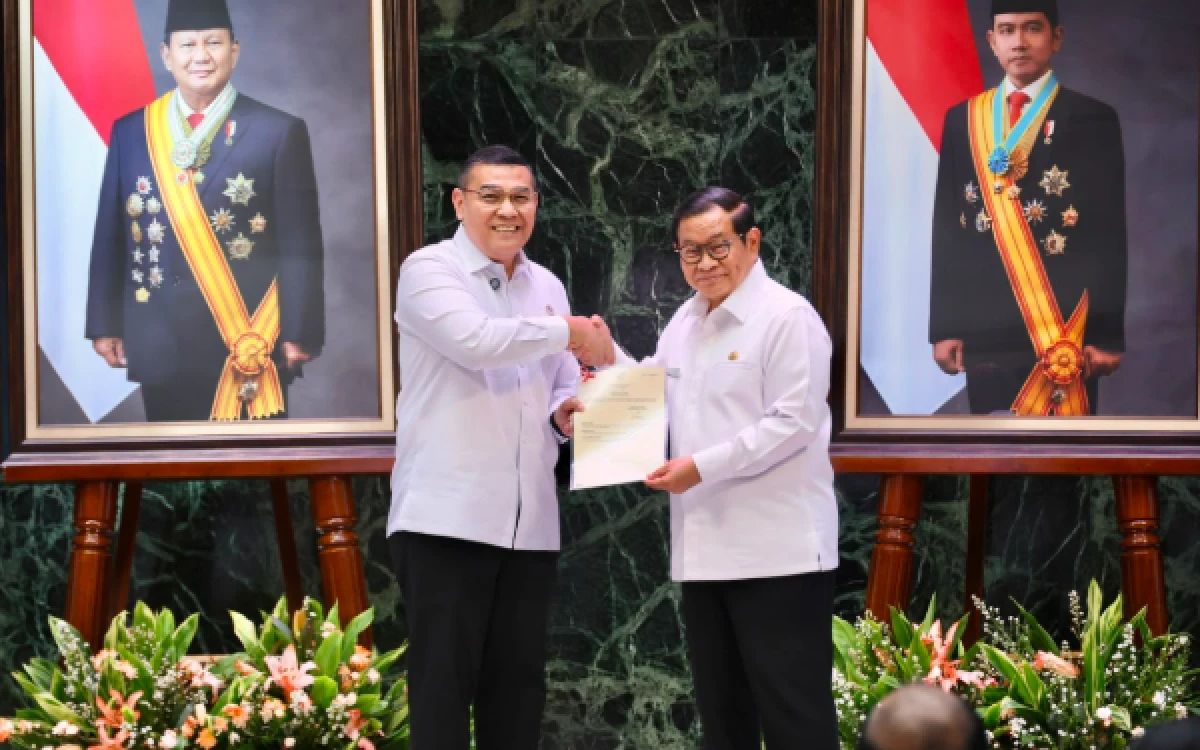 Thumbnail DKI Jakarta HUT ke-499, Wamen Ossy Serahkan 499 Sertipikat ke Gubernur Pramono Anung