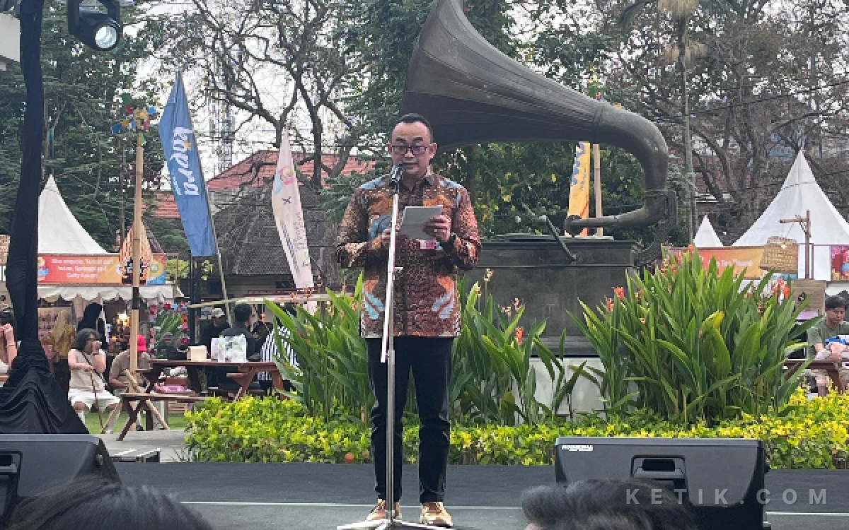 Thumbnail Berita - Wakili Gubernur Jatim, Dr. Iwan Sebut Tong Tong Night Market Lebih dari Sekadar Festival