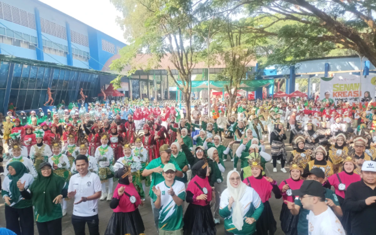 Thumbnail Berita - Unik! Berawal dari Kolaborasi Sekjen PKB Cak Udin dan Hikmah Bafaqih, Lomba Senam 'Haha-Hihi' Pukau Warga Malang