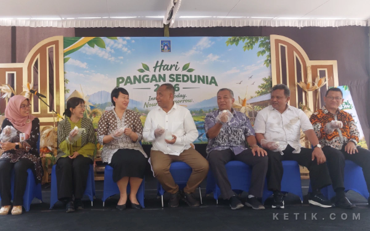Foto Kampanye makan telur bersama Bupati Sleman Harda Kiswaya, para Asekda, Wakil Ketua TP PKK Kabupaten Sleman dan Kepala DP3 Sleman sebagai upaya mendorong konsumsi gizi seimbang dalam Peringatan Hari Pangan Sedunia 2026. (Foto: Fajar R/Ketik.com)
