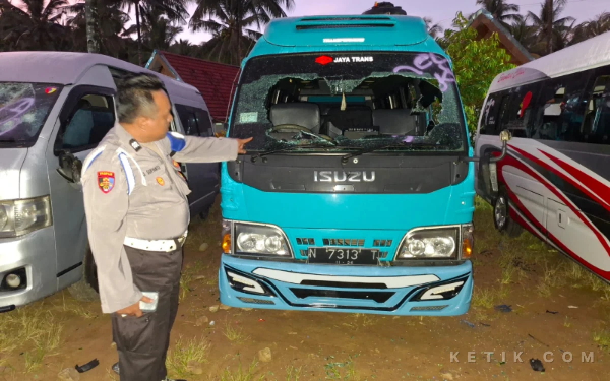 Thumbnail Berita - Dugaan Ucapan Rasis Suporter Picu Aksi Perusakan di Pantai Wediawu Kabupaten Malang, Polisi Turun Tangan  ‎