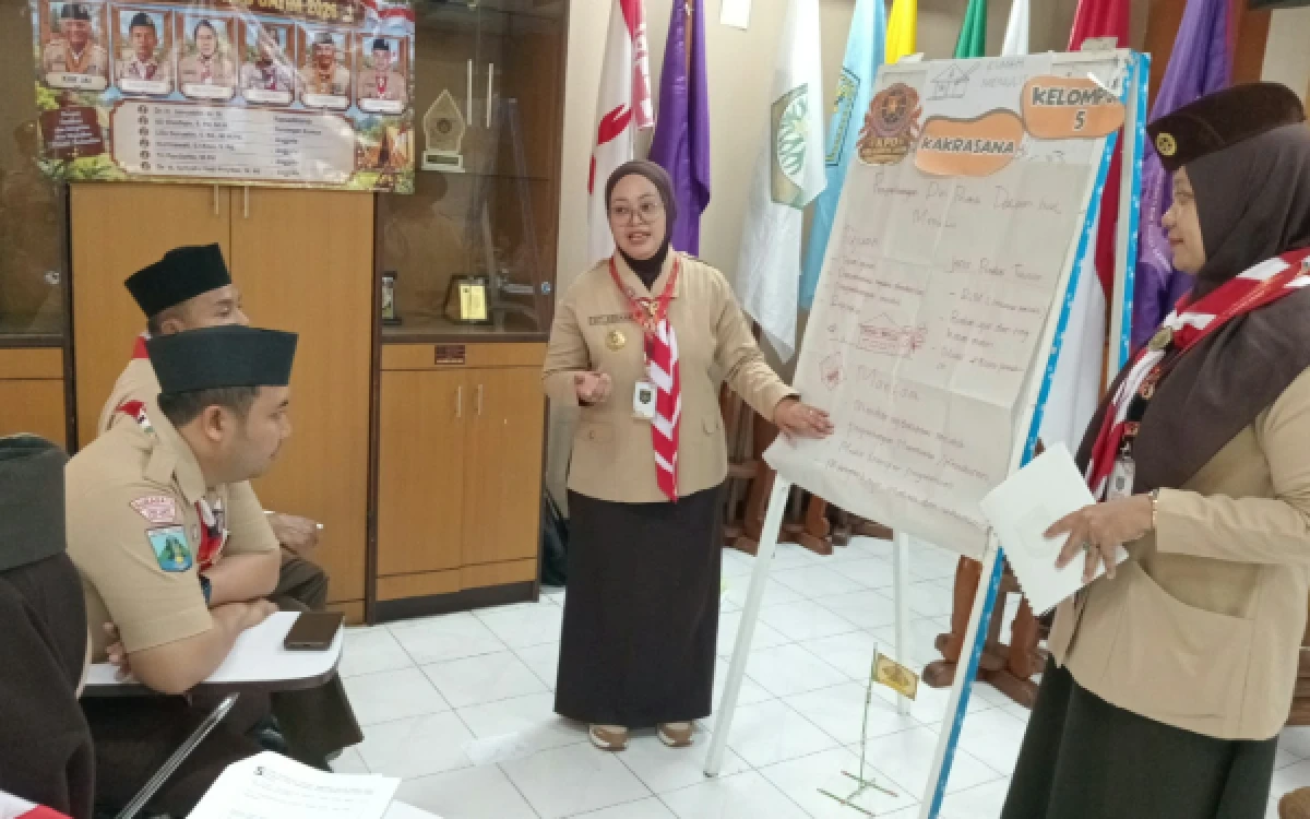 Thumbnail Berita - Asah Kompetensi Calon Pelatih Pramuka, Peserta KPD Jatim Praktikkan Metode Window Shopping