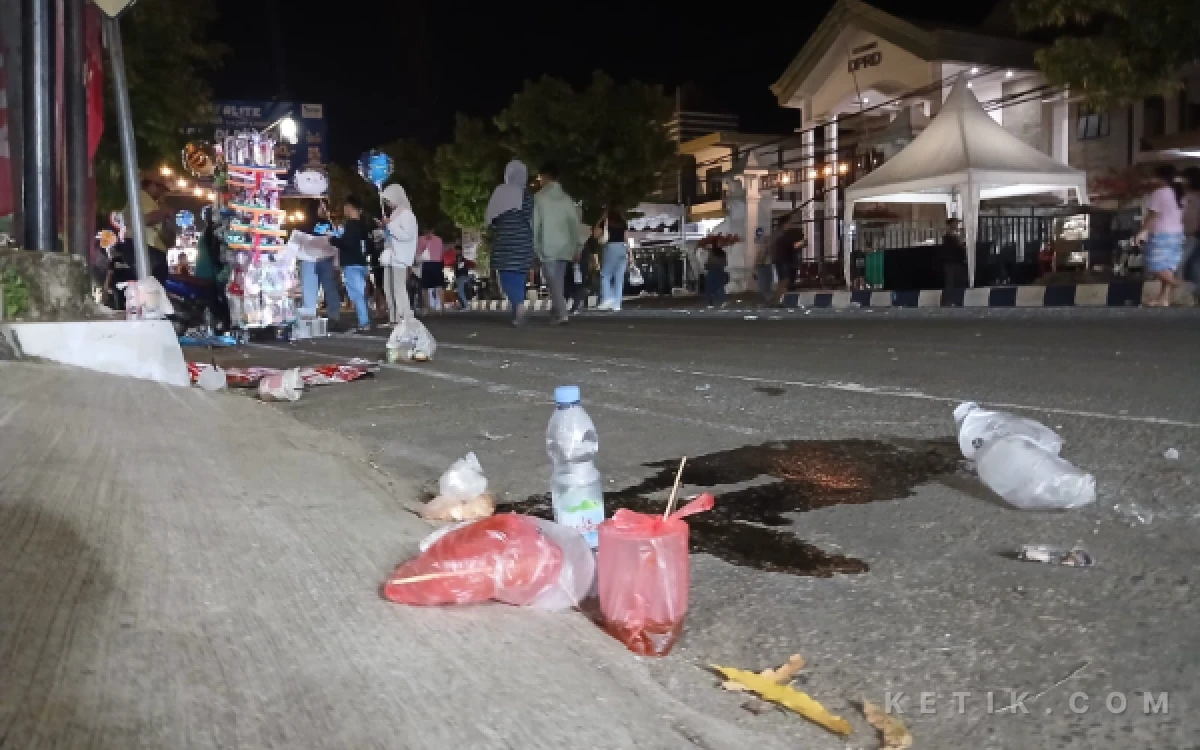 Thumbnail Berita - Tak Punya Empati, Penonton Festival Rontek Pacitan Sisakan 1 Ton Sampah per Malam