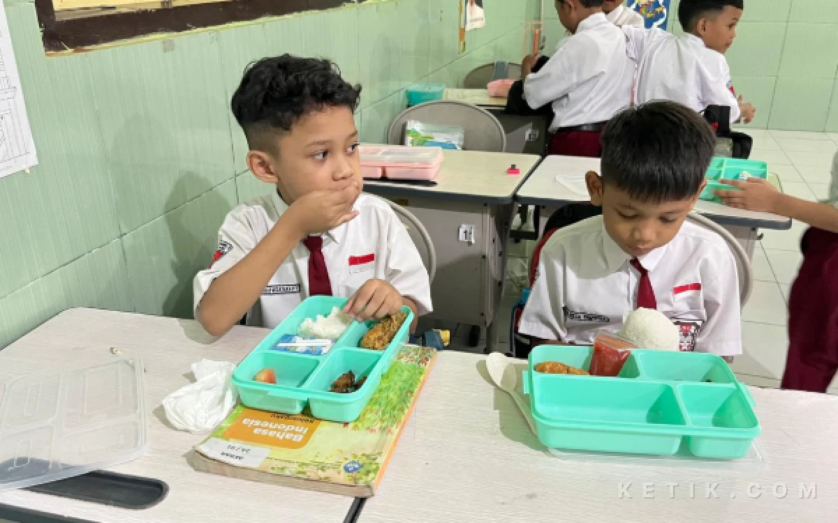 Thumbnail Berita - DPRD Kota Malang Desak Tindak Tegas SPPG Bermasalah: Kalau Tak Penuhi Kriteria, Suspend!