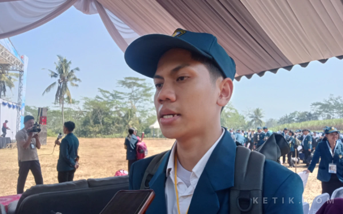 Foto Satrio Dwi Cahyo, mahasiswa FK UB asal Kalimantan yang mengungkap pengabdian ini menjadi pengalaman untuk belajar berinteraksi bersama masyarakat sekitar. (Foto: Aliyah/Ketik.com)