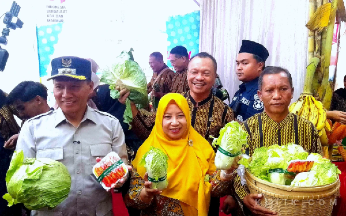 Thumbnail Berita - Sambut HUT Kemerdekaa, Plt Bupati Tulungagung Buka Gerakan Pangan Murah dan Produk Unggulan di Desa Wonorejo