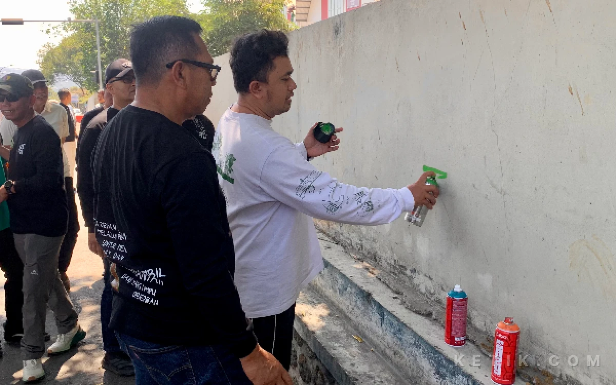 Thumbnail Berita - Cegah Vandalisme, Pemkot Batu Fasilitasi Komunitas Mural Berkarya di Pasar Induk Among Tani