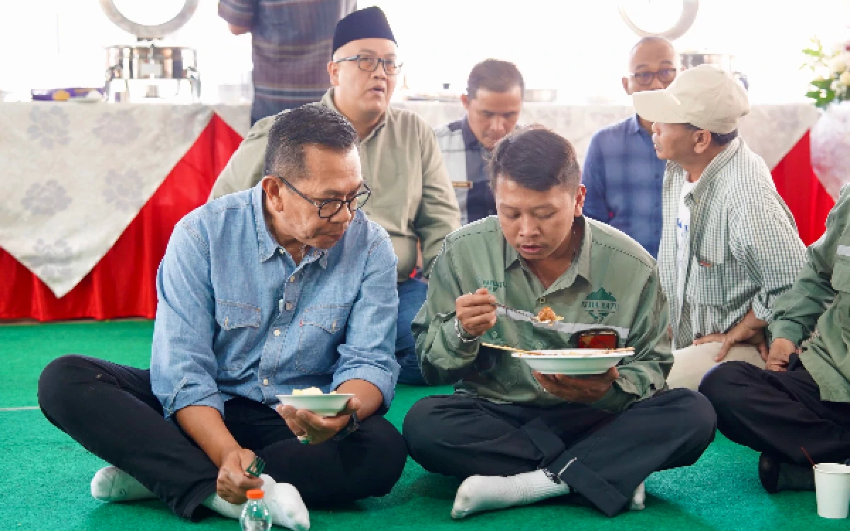 Thumbnail Berita - Sarapan Bareng di Rumah Dinas, Wali Kota Batu Serap Aspirasi Ratusan Pahlawan Kebersihan