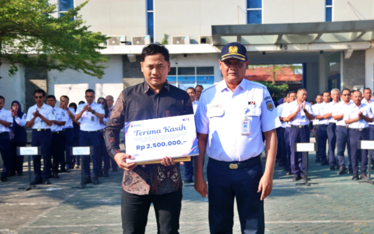 Thumbnail Berita - Aksi Sigap Aris Susanto Cegah Kecelakaan KA di Mengkreng, KAI Daop 7 Madiun Berikan Apresiasi dan Uang Pembinaan