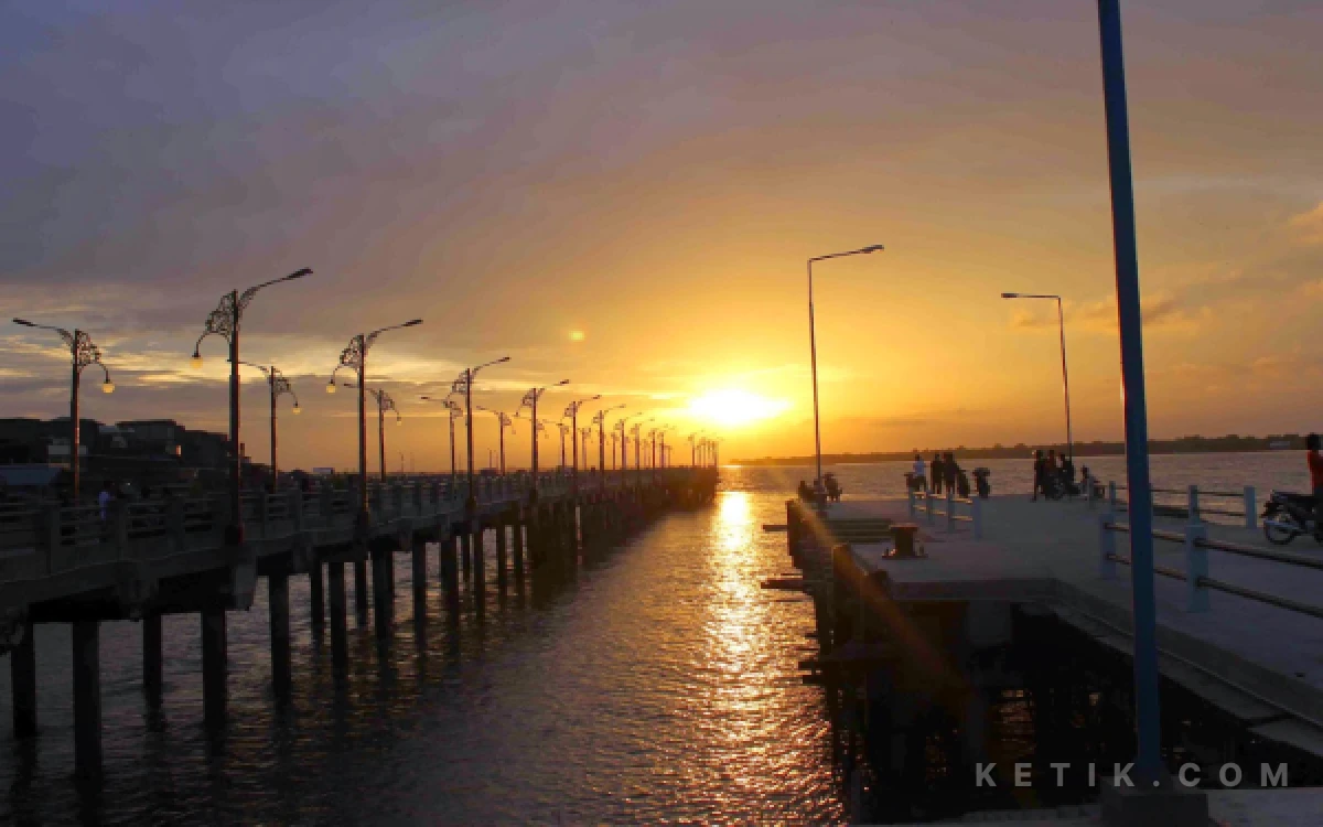 Thumbnail Berita - Perpaduan Sunset dan Laut di Jembatan Waterfront City, Pesona Senja dari Kuala Tungkal Jambi