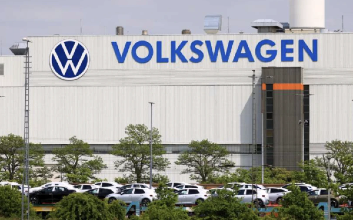 Thumbnail Berita - Raksasa Mobil Jerman Volkswagen Bakal PHK 100.000 Karyawan, Terhimpit Tarif Trump dan Produk China