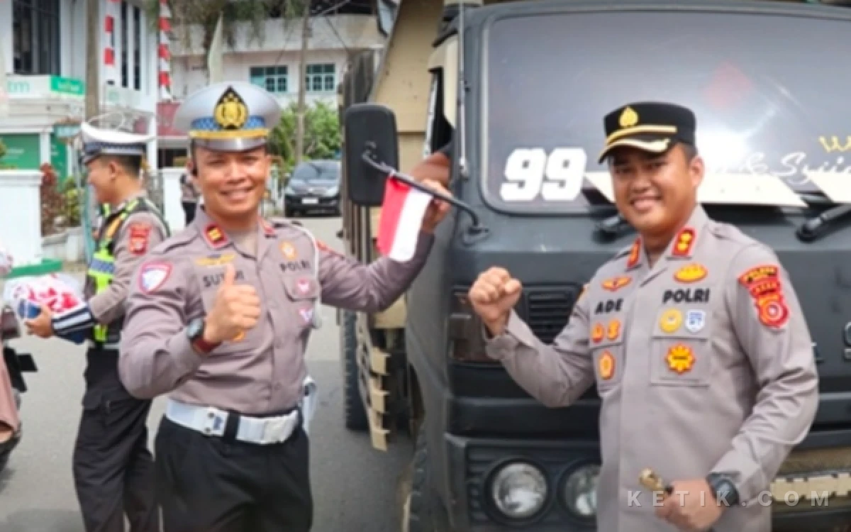 Thumbnail Berita - Sambut HUT ke-81 RI, Kapolres Abdya Turun ke Jalan Bagikan Bendera Merah Putih