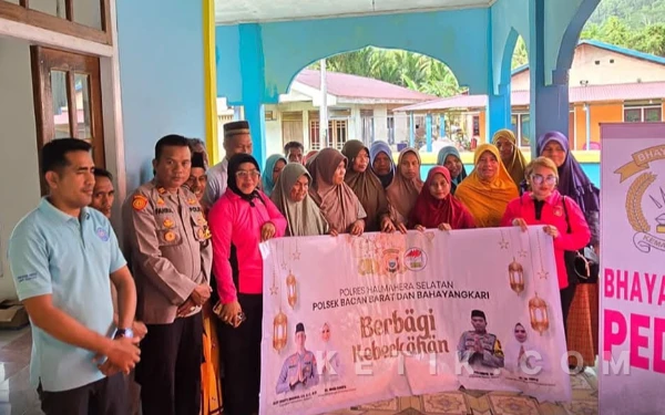Polsek Bacan Barat dan PT IMM Berbagi Sembako untuk Warga