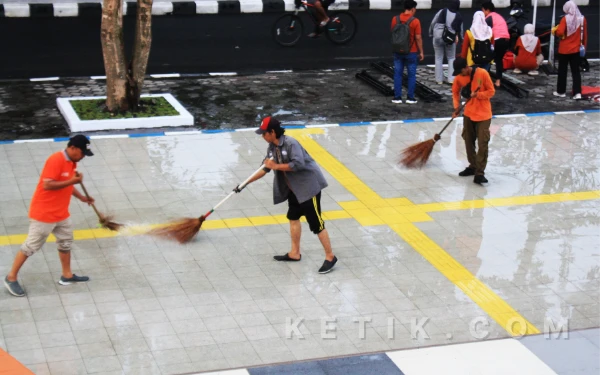 CFD Alun-Alun Jayandaru Sidoarjo Diwarnai Genangan Air, Sampah, dan Kendaraan Bermotor
