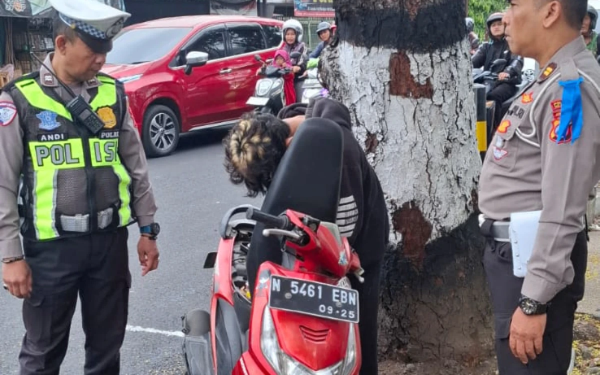 Foto Pengendara sepeda motor tidak memakai helm saat ditindak dengan Teguran Presisi dalam hari kedua pelaksanaan Operasi Patuh Semeru 2026 di Kota Malang, Selasa, 27 Oktober 2026 (Foto : Kukuh/Ketik)