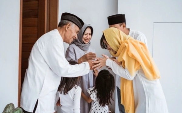 Thumbnail Berita - Lebaran di Tengah Guyuran Hujan? Simak 5 Tips Agar Silaturahmi Tetap Hangat dan Aman