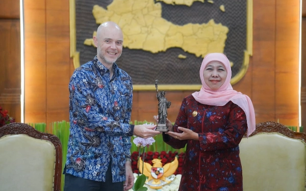 Thumbnail AS Kepincut Jatim! Investasi Pabrik Raksasa di Gresik Jadi Bukti, Khofifah Sebut Ini Baru Awal