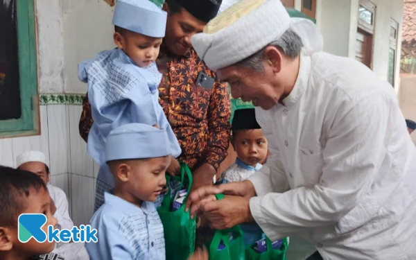 Hadiri Walimatul Khitan, Rois PCNU Sumenep Serahkan Bingkisan Gratis