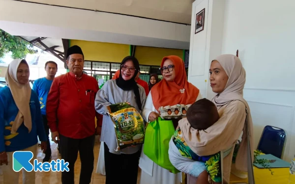 Gerakan Orang Tua Asuh Cegah Stunting Serahkan Bantuan Nutrisi untuk KRS Situbondo