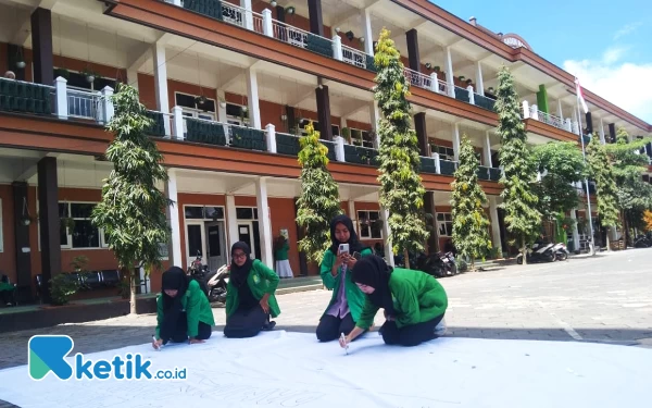 Thumbnail Kawal Pemilu Damai, Mahasiswa Unira Malang Tandatangani Petisi