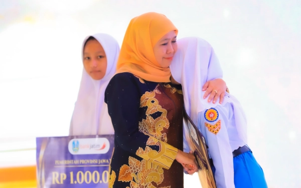 Thumbnail Berita - Dari Penjual Es Lilin Jadi Gubernur Jatim! Simak Kisah Inspiratif Khofifah yang Bikin Merinding