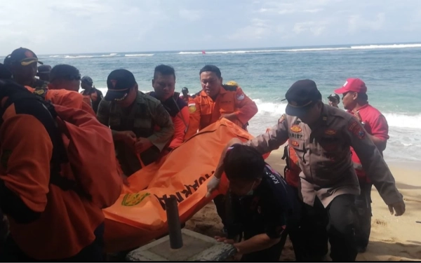 Thumbnail Berita - 2 Santri Hilang Terseret Ombak Balekambang Malang Ditemukan Tewas, Satu Lainnya Masih Dicari